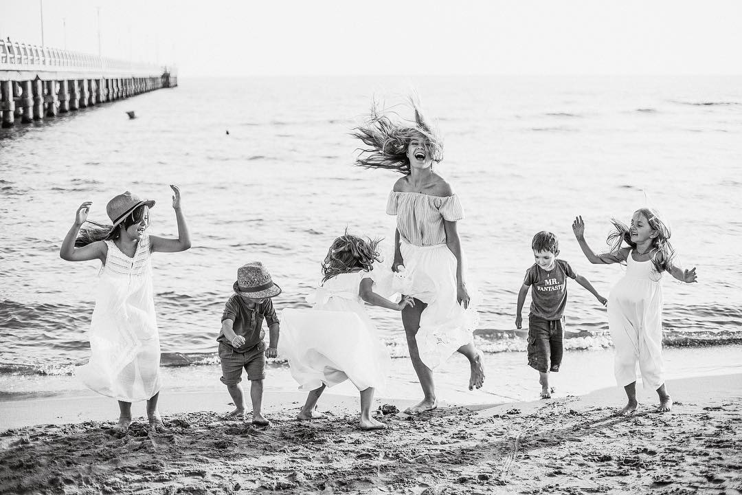 Дочь Веры Брежневой поделилась новыми фото с семейной фотосессии 